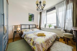 1 dormitorio con cama y ventana en Comfy condo on the 20th floor & FREE parking en Bratislava