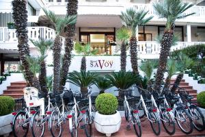 um monte de bicicletas estacionadas em frente a um edifício em Hotel Savoy em Caorle