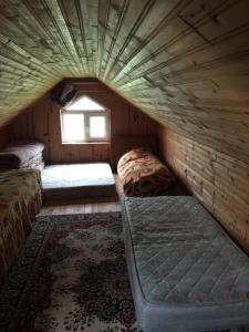 an attic room with two beds and a window at UZUNALİ DAĞ EVİ in Düzköy