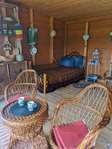 的住宿－Casa Tranquila，配有床和两把椅子及一张桌子的房间