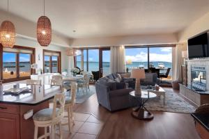 sala de estar con sofá y mesa en Sugar Beach Villa 1012 Luxury Waterfront Condo en Traverse City