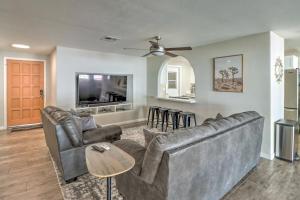 sala de estar con sofá y mesa en Mesa Retreat with Fenced Yard, Walk to Sloan Park!, en Mesa