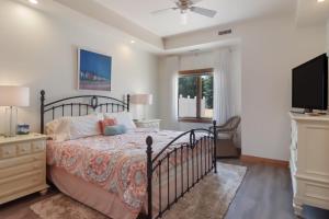 Un pat sau paturi într-o cameră la Sugar Beach Villa 1012 Luxury Waterfront Condo