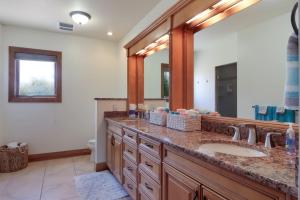 baño con 2 lavabos y espejo grande en Sugar Beach Villa 1012 Luxury Waterfront Condo en Traverse City