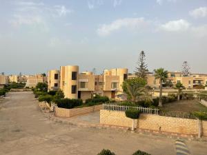 une rue vide devant un bâtiment dans l'établissement قرية جرين بيتش, à El Alamein