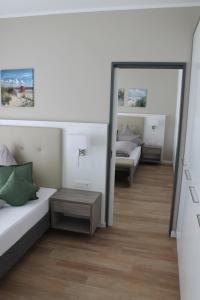 Ein Bett oder Betten in einem Zimmer der Unterkunft Hotel Inselhof Borkum