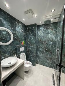 ティラナにあるCozyStayApartmentsのバスルーム(洗面台、トイレ、シャワー付)