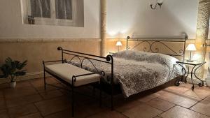 - une chambre avec un lit, une chaise et deux lampes dans l'établissement Le Havre de Paix, à Boudevilliers