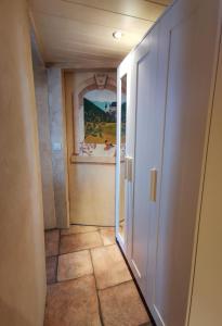 a hallway with a door and a painting on the wall at Le Havre de Paix in Boudevilliers