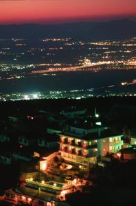 - Vistas a la ciudad por la noche con luces en Apartamentos Turísticos Cumbres Verdes, en La Zubia