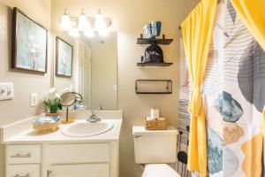 Et badeværelse på Lovely One Bedroom Apartment, Midtown Atlanta + 11 billeder