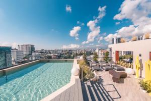 una piscina en la parte superior de un edificio con ciudad en Breakfast Included at Regatta Living 804, en Los Prados