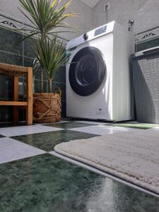 lavadora en una habitación con suelo de baldosa en Battistella's Near the Sea, en Rovinj