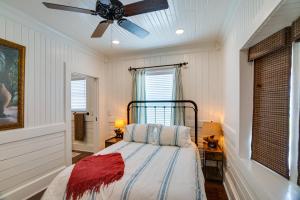 1 dormitorio con 1 cama y ventilador de techo en Lewisburg Home with City Park Views Near Downtown!, en Lewisburg
