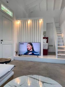 a living room with a tv in the middle of a room at Syboro in Aloïziánika