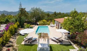 une villa avec une piscine et un jardin dans l'établissement Villa Albaladejo, à Can Furnet