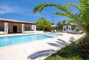 une piscine dans une cour avec une maison dans l'établissement Villa Albaladejo, à Can Furnet