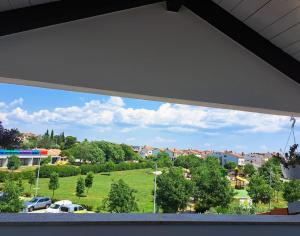 una ventana con vistas a la ciudad en Battistella's Near the Sea, en Rovinj