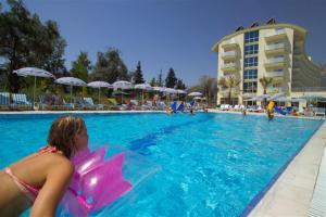 Bazén v ubytování Lims Bona Dea Beach Hotel nebo v jeho okolí