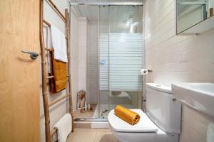 a bathroom with a toilet and a sink and a shower at 1ª LÍNEA DE PLAYA. Apartamento: LA CALMA in Comarruga