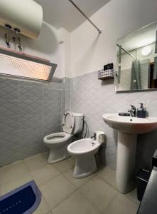 łazienka z toaletą i umywalką w obiekcie Vila Kodra w Tiranie