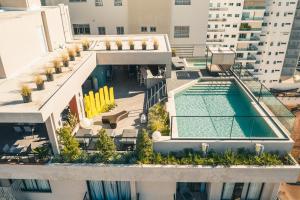 vista aerea di un edificio con piscina di Breakfast Included at Regatta Living 605 a Los Prados