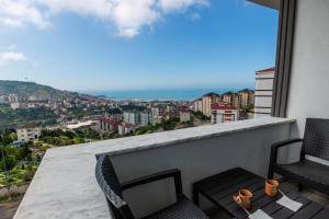 een balkon met 2 stoelen en uitzicht op de oceaan bij ZAL SUİTE in Trabzon