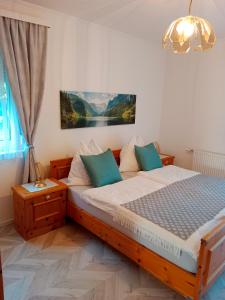 Un dormitorio con una gran cama de madera y una lámpara de araña. en Appartement Landhaus Felsenkeller, en Sankt Kanzian