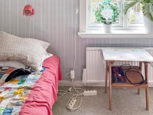 ボルレンゲにあるHoliday home Borlänge IIのベッドルーム1室(ベッド1台、テーブル付)