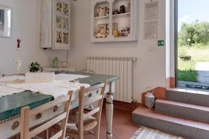 een keuken met een tafel met een groen aanrecht bij B&B Le Torri Di Firenze in Fiesole