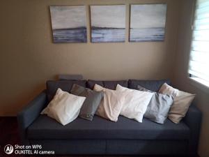 比韋羅的住宿－Suite XIMENA con piscina，蓝色的沙发,上面有白色的枕头