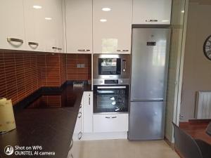 比韋羅的住宿－Suite XIMENA con piscina，厨房配有冰箱和微波炉。