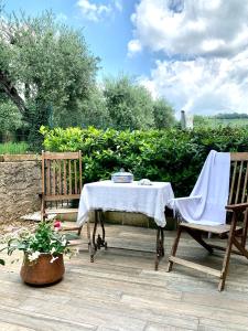 stół i 2 krzesła na patio w obiekcie A Casa di Lidia 15 min dal Lago di Garda e Verona Centro Vicinissima Terme Acquardens w mieście Fumane