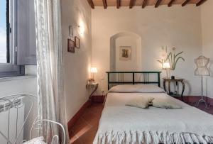 een slaapkamer met een bed en een raam bij B&B Le Torri Di Firenze in Fiesole