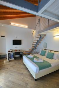 sypialnia z dużym łóżkiem i schodami w obiekcie Hotel Ponti w mieście Angera