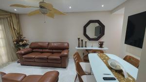 uma sala de estar com um sofá e uma mesa em Apartamento ótimo padrão volta redonda em Volta Redonda