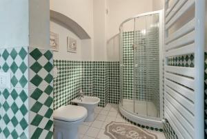 a bathroom with a toilet and a shower and a sink at B&B Le Torri Di Firenze in Fiesole
