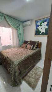 um quarto com uma cama num quarto com uma janela em Apartamento ótimo padrão volta redonda em Volta Redonda