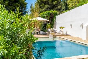 una piscina en el patio trasero de una casa con plantas en La Chambre Cézanne, en Aix-en-Provence