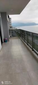 d'un balcon offrant une vue sur l'océan. dans l'établissement Güzel evim, à Cayeli