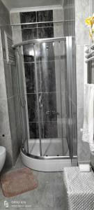 La salle de bains est pourvue d'une douche avec une porte en verre. dans l'établissement Güzel evim, à Cayeli