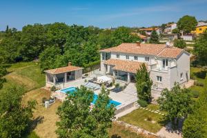 an aerial view of a house with a swimming pool at Complex Barbara in Vižinada