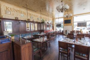 Danubius Hotel Raba餐厅或其他用餐的地方