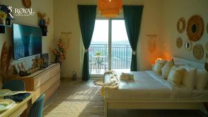 1 dormitorio con 1 cama grande y balcón en Boho Chic Studio Apartment on Yas with Pool Access en Abu Dabi