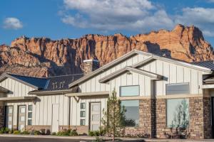 une maison avec une montagne en arrière-plan dans l'établissement South Zion Inn and Suites, à Hildale