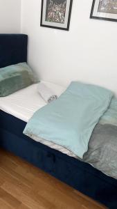 uma cama não feita num quarto com um colchão azul em Zimmer mit eigenem Bad em Ulm