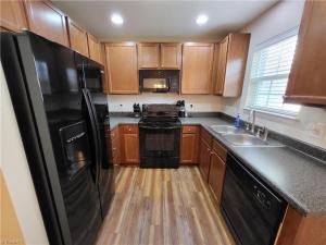 Kitchen o kitchenette sa Stylish, Cozy Corporate Townhome with Pool!