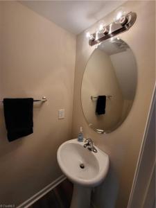 Un baño de Stylish, Cozy Corporate Townhome with Pool!