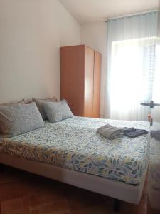 - une chambre avec un lit et une tête de lit en bois dans l'établissement Apartment Roma Tor Vergata con Giardino, à Rome