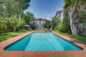 - une piscine en face d'une maison dans l'établissement Texas Escape with Private Pool, Grill and Balconies!, à Kemah